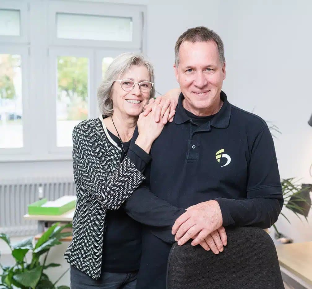 Peter Petrausch, Inhaber und Geschäftsführer, mit einer Kollegin im FAENORA-Büro in Bruchsal